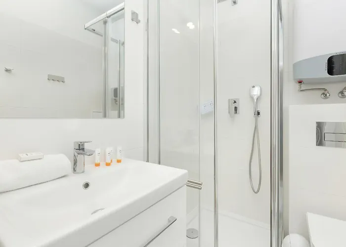 Charming Swietojanska In By Renters Apartamento